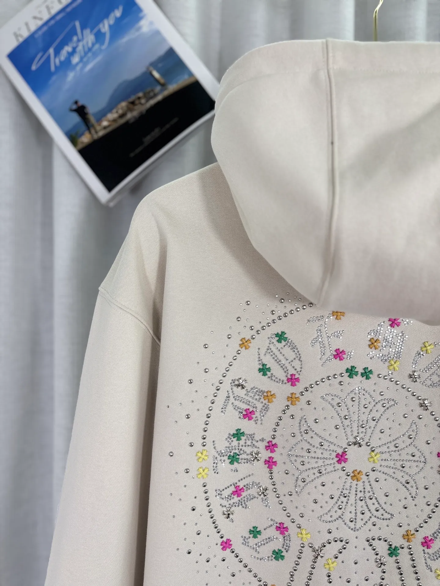 P350 top version, real shot without P, ​​different from market currency) 𝗖𝗵𝗿𝗼𝗺𝗲 𝗛𝗲𝗮𝗿𝘁𝘀/Cro Heart 2025 Washable Watercolor Diamond Paste Autumn and Winter New Original Single Counter American Laser Diamond 3D Three-dimensional Color Embroidery Couple Casual Cardigan Sweatshirt 👑The highest version! Customized fabric 480g tripe terry fabric! American acid-washed and distressed original fabric, laser-burned pattern ✟Colored diamond hardware stickers, exquisite embroidery of letters! The best-selling model in the counter, very comfortable to wear. Accessories: original molded and authenticated collar label➕100% silk wash label. Genuine purchase-grade original hangtag➕matching hanging rope➕3D hanging beads➕original packaging bag. Craftsmanship: The original version has consistent wiring! The highest version of the armhole matching technique! Color: Apricot Black Size: S M L XL Style Number: 25-322